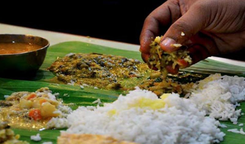 क्या आप भी चम्मच की जगह हाथ से खाना खाते हैं? जानिए कौन सी विधि स्वस्थ है और क्यों