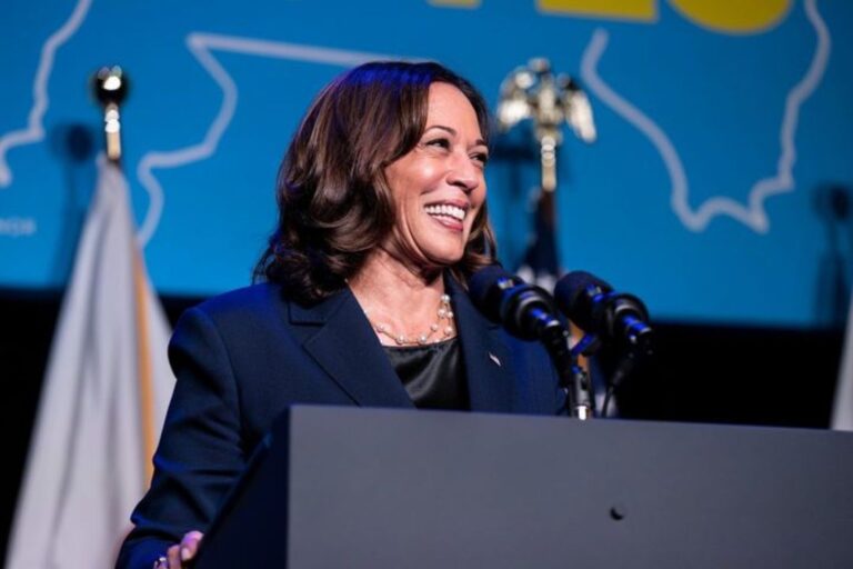 कमला हैरिस का जीवन परिचय | Kamala Harris Biography in Hindi [Age, Family, Wiki]